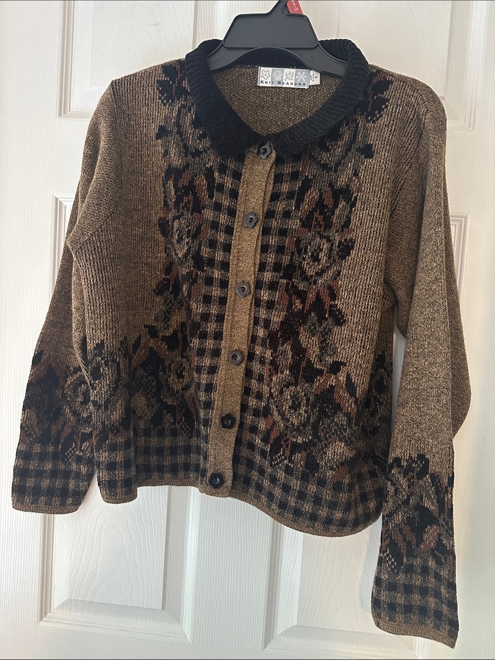 Vintage Button-Front Knit Cardigan with Black Colla